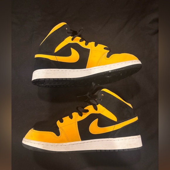 Jordan 1 Mid SE “New Love” - Picture 2 of 5